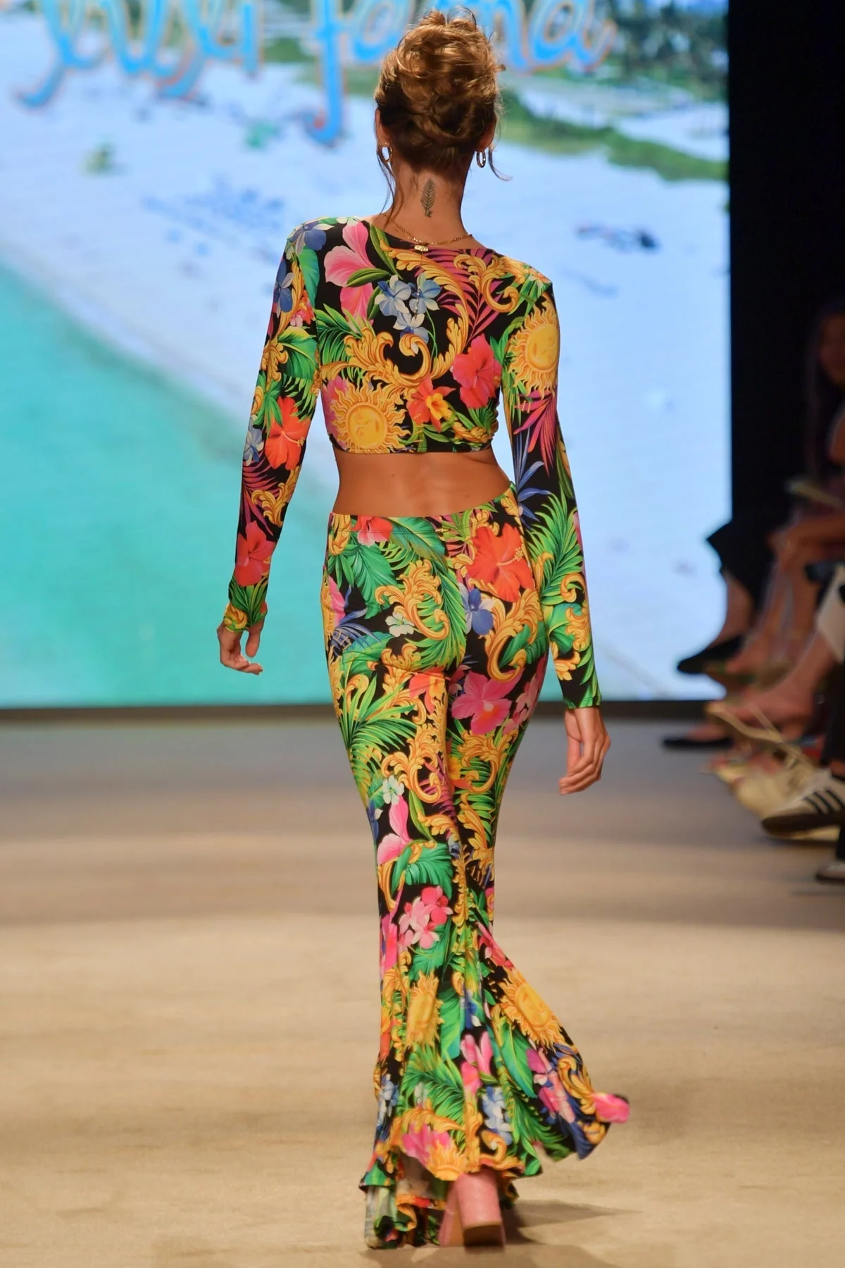LOVE BY THE SUN - Front Knot Crop Top - Image 6